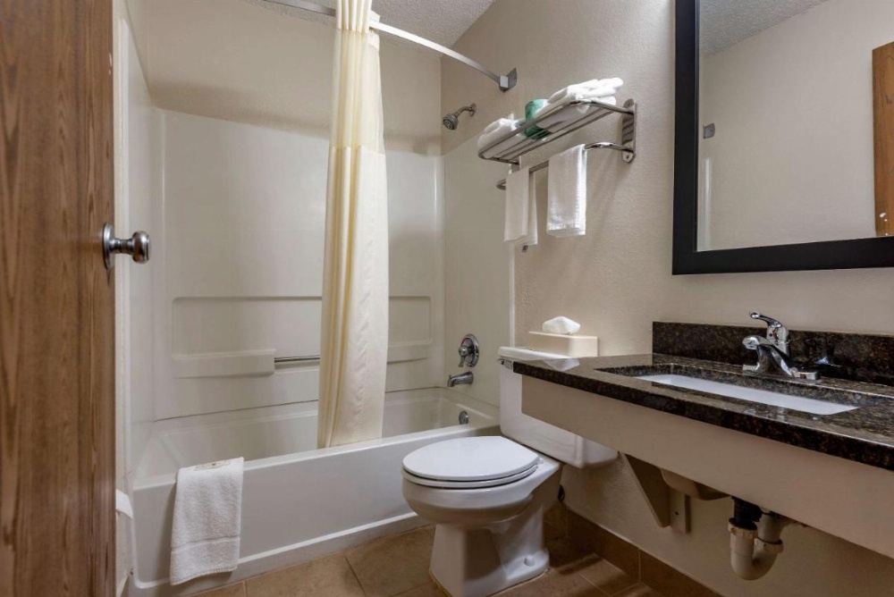 Quality Inn & Suites Warren Image 10