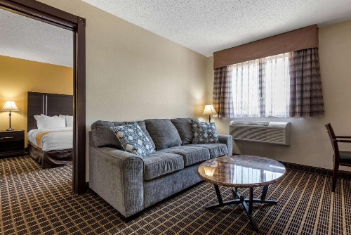 Quality Inn & Suites Warren image 13