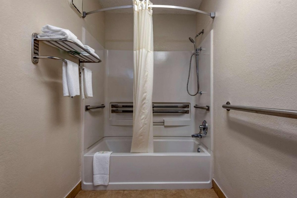 Quality Inn & Suites Warren Image 14