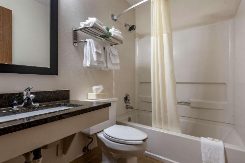 Quality Inn & Suites Warren image 27