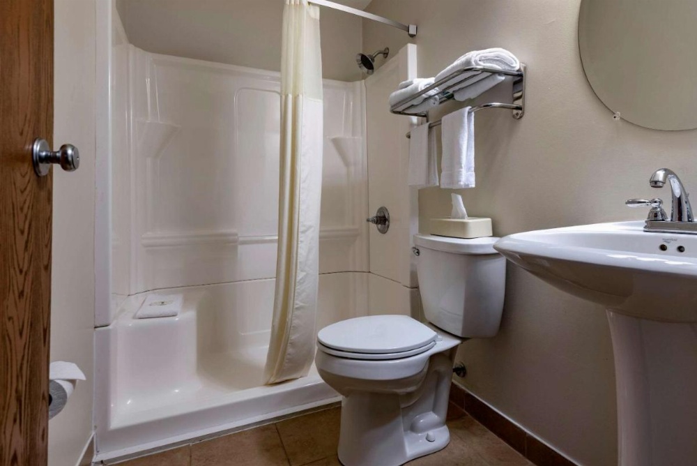 Quality Inn & Suites Warren Image 6