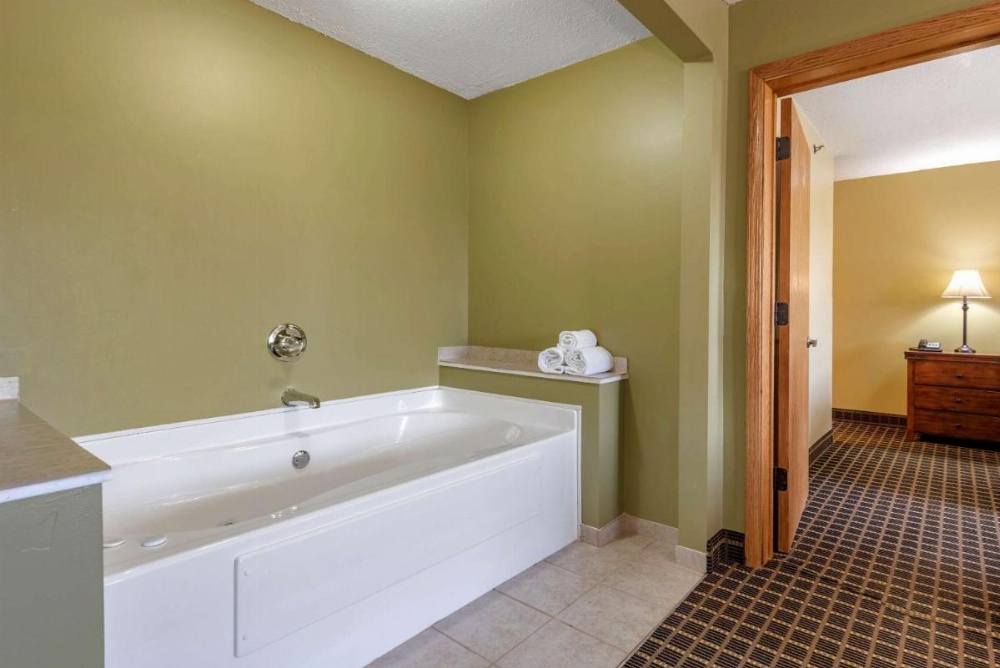 Quality Inn & Suites Warren